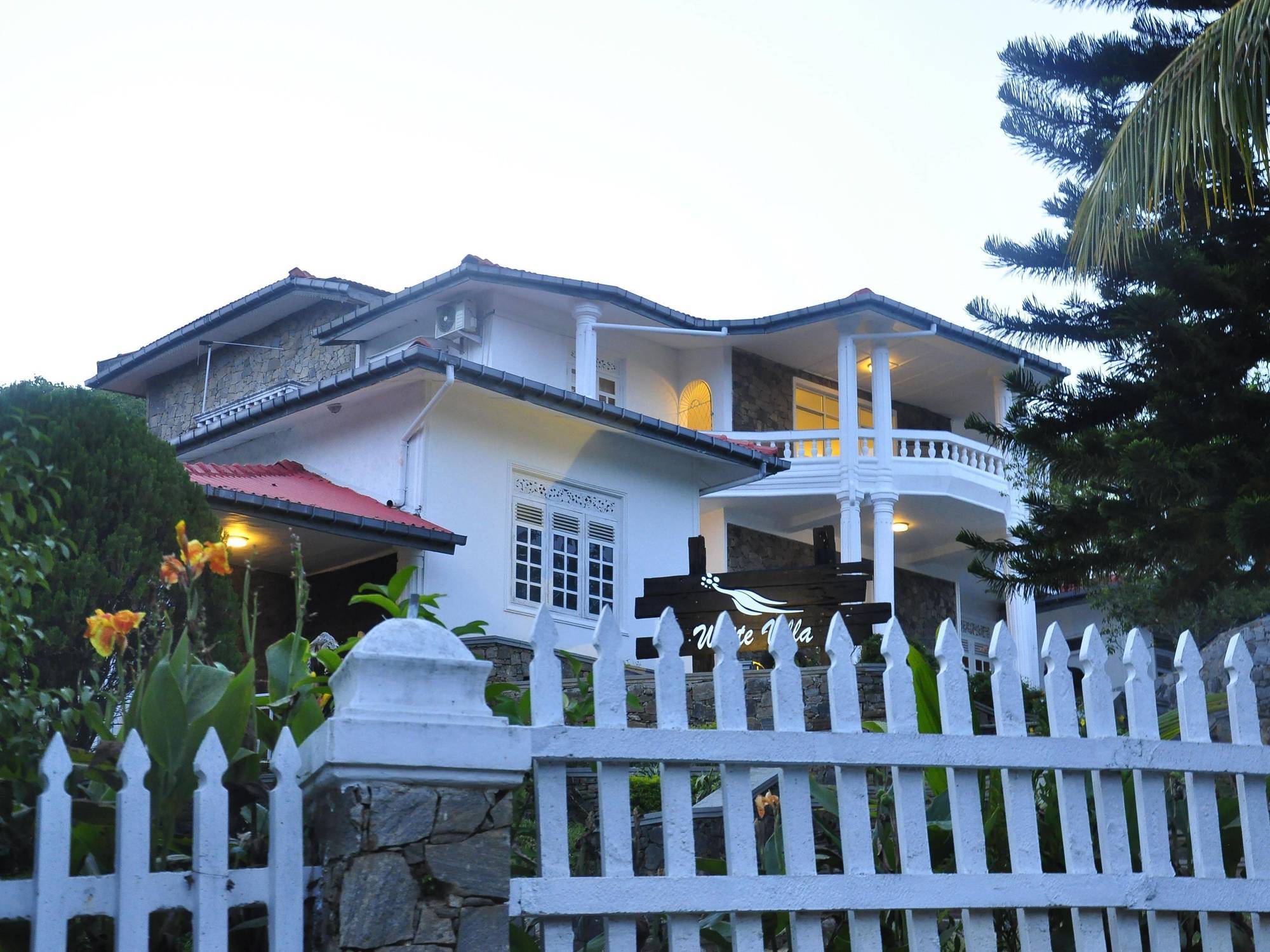 Oyo 386 White Villa Tourist Guest Kandy Exterior photo